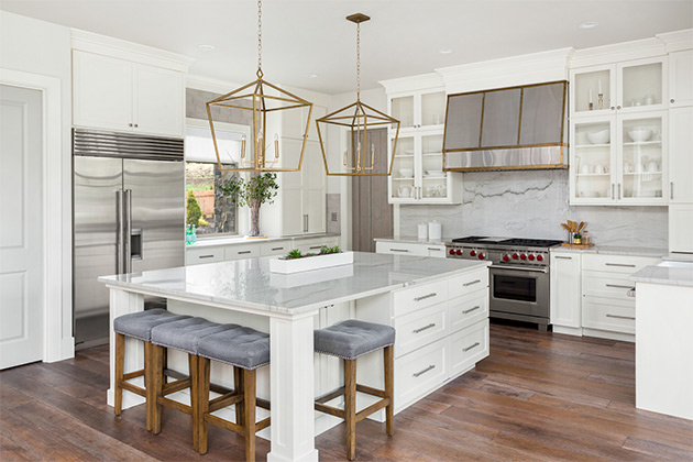 Pedra quartzo para cozinha compondo uma cozinha branca elegante