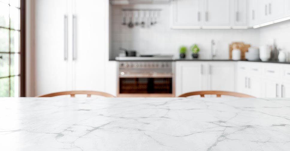 Vemos uma cozinha com pedras naturais. Saiba como escolher a melhor marmoraria!